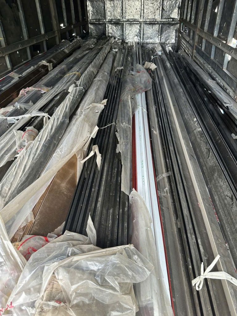 Nhôm định hình phế liệu lên xe – Phế Liệu Việt Phát